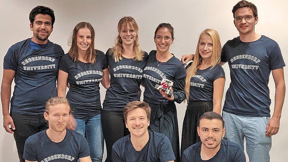 Bringen das neue Workshop-Konzept der THD an Schulen: Anna Kaiser (hinten, 3. v. r.) und Ursula P&auml;hler ( hinten, 2. v. r.) von der MINT-F&ouml;rderung mit ihren studentischen Tutoren verschiedenster Studieng&auml;nge.