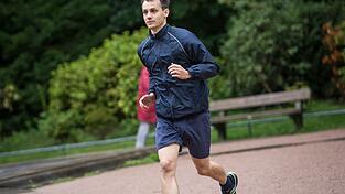 Wer sich beim Fu&szlig;ballspielen verbessern will, sollte auch die Ausdauer trainieren.