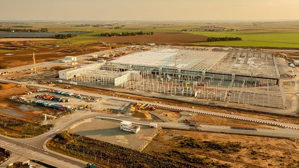 So sieht derzeit die Baustelle des neuen BMW-Werks in Stra&szlig;kirchen/Irlbach aus der Vogelperspektive aus.