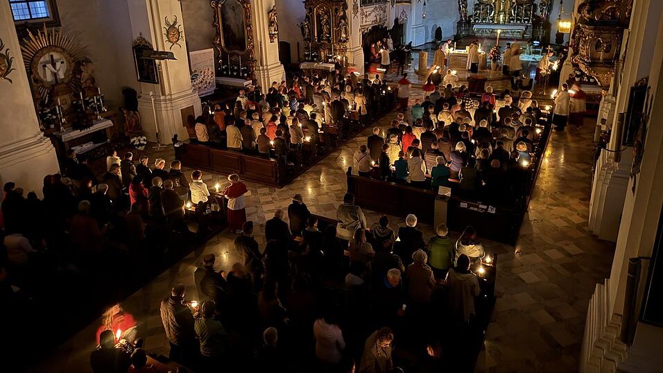 Stimmungsvoll war der Einzug mit der Osterkerze, deren Licht bald an alle weitergegeben wurde.
