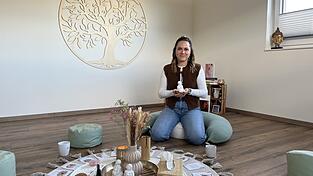 „Das ganze Leben verändert sich, wenn eine Frau Mutter wird“, findet Lisa Riederer. In ihren Blessingway-Zeremonien hilft die 33-jährige Schwangeren mit viel Herz, sich auf die Geburt und den neuen Lebensabschnitt vorzubereiten. „Das ganze Leben verändert sich, wenn eine Frau Mutter wird“, findet Lisa Riederer. In ihren Blessingway-Zeremonien hilft die 33-jährige Schwangeren mit viel Herz, sich auf die Geburt und den neuen Lebensabschnitt vorzubereiten.