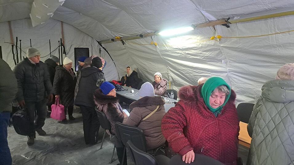 Nach russischen Raketenangriffen sind Heizkraftwerke ausgefallen - Aufwärmzelte sind für viele Menschen in der Ukraine eine Hilfe. (Archivbild) Nach russischen Raketenangriffen sind Heizkraftwerke ausgefallen - Aufwärmzelte sind für viele Menschen in der Ukraine eine Hilfe. (Archivbild)