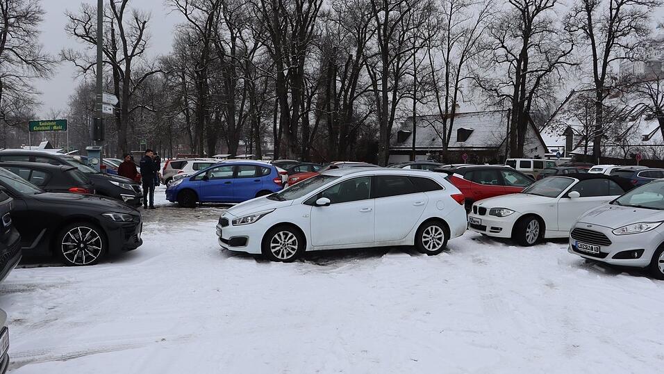 Eine Reihe von falsch geparkten Autos (links) verhinderte das Ausfahren von Autos.&nbsp;