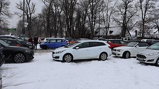 Eine Reihe von falsch geparkten Autos (links) verhinderte das Ausfahren von Autos.&nbsp;