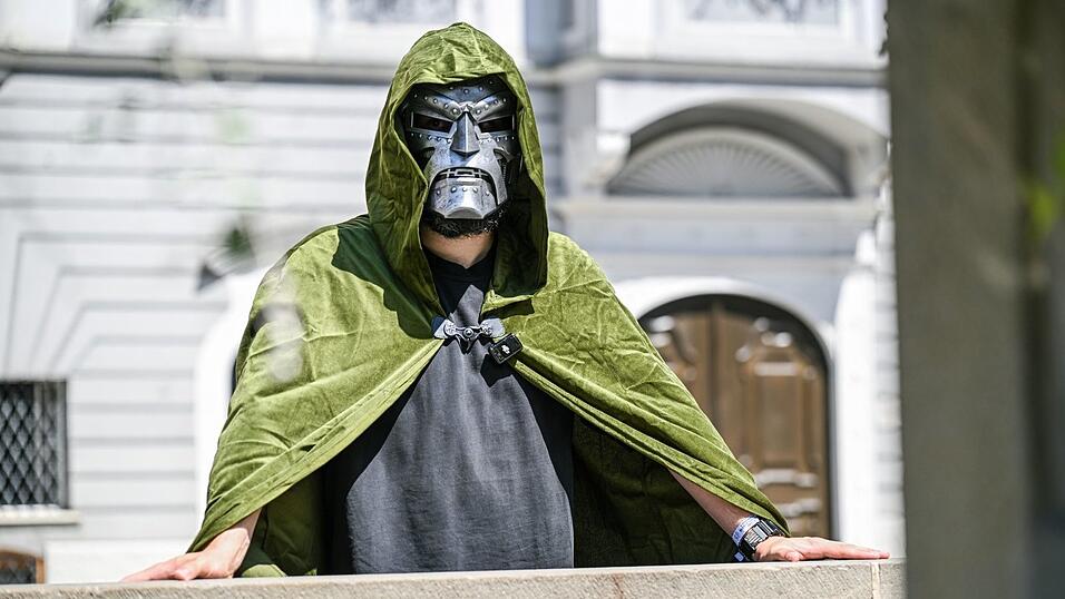 Oberbürgermeister Jan Rothenbacher wirbt als Bösewicht «Doctor Doom» dafür, dass der nächste Marvel-Film in Memmingen Premiere feiert. Oberbürgermeister Jan Rothenbacher wirbt als Bösewicht «Doctor Doom» dafür, dass der nächste Marvel-Film in Memmingen Premiere feiert.