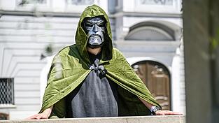Oberbürgermeister Jan Rothenbacher wirbt als Bösewicht «Doctor Doom» dafür, dass der nächste Marvel-Film in Memmingen Premiere feiert. Oberbürgermeister Jan Rothenbacher wirbt als Bösewicht «Doctor Doom» dafür, dass der nächste Marvel-Film in Memmingen Premiere feiert.