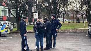 Ein 49-Jähriger soll auf offener Straße mit einem Küchenmesser auf seine Ex-Partnerin eingestochen und sie dabei tödlich verletzt haben.