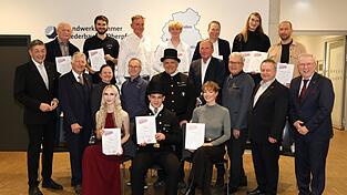Zusammen mit ihren Ausbildern wurden die Bundessiegerinnen und Bundessieger bei der Deutschen Meisterschaft im Handwerk in Regensburg geehrt.