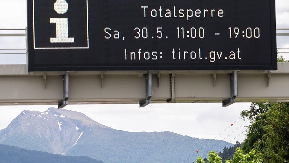 Anzeigen an der Autobahn warnen vor der Totalsperre.