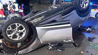 Die Flucht endete im vergangenen Jahr an einer Hausmauer. Die elf Insassen des Fahrzeugs kamen mit leichten Blessuren davon.