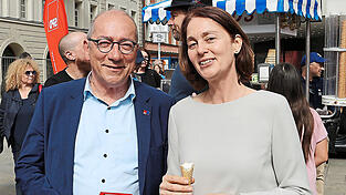 Thomas Rudner und Katarina Barley pr&auml;sentierten sich eintr&auml;chtig am Eisstand am Neupfarrplatz.