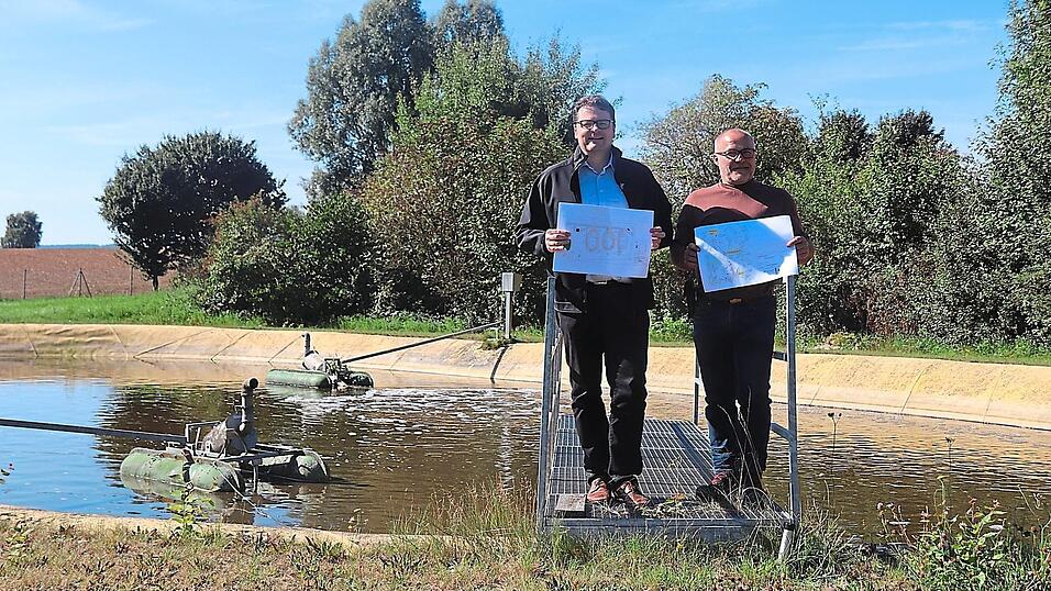 In Sachen Abwasseranlage Pillmersried besteht Handlungsbedarf. Welche Möglichkeiten es gibt, darüber sollen die Bürger bei der Teilbürgerversammlung im Gasthaus Antoniuswirt informiert werden. Vorab erläutern Bürgermeister Dr. Stefan Spindler (links) und Bauhofleiter Klaus Dirscherl die Ausgangslage.