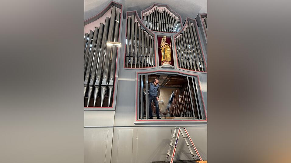 Frank Sch&uuml;ngel, Intonateur und Orgelbauer. Drei Etagen hat die Viechtacher Orgel.