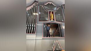 Frank Sch&uuml;ngel, Intonateur und Orgelbauer. Drei Etagen hat die Viechtacher Orgel.
