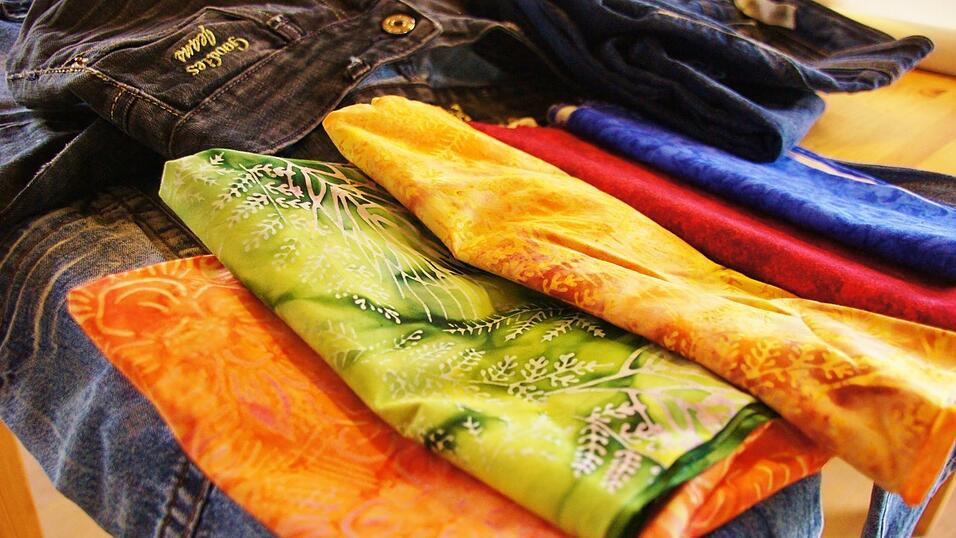Für die Taschenaußenseite nehme ich Jeansstoff in Blau-Schattierungen. Das Innenfutter wird bunt. Für die Taschenaußenseite nehme ich Jeansstoff in Blau-Schattierungen. Das Innenfutter wird bunt.