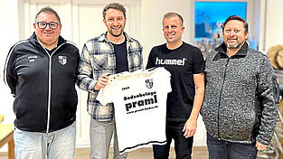 Freuen sich auf die weitere Zusammenarbeit, jedoch mit neuen Funktionen: (v.l.) Sportlicher Leiter Markus Wagner, Spielertrainer Simon Meindl, spielender Co-Trainer Hannes Kiwitz und 1. Vorsitzender Markus Pretler.