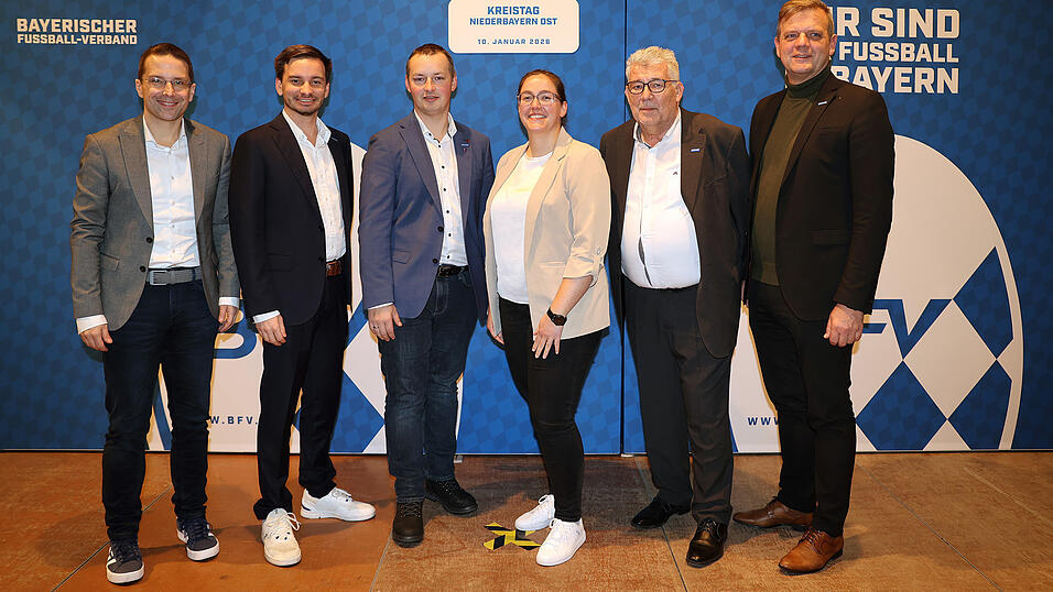 Der neugewählte Kreisausschuss Niederbayern Ost: BFV-Präsident Christoph Kern, Andreas Kriegner (Kreisspielleiter), Tobias Nöbauer (Kreisjugendleiter), Rebekka Götz (Kreisbeauftragte für den Frauen- und Mädchenfußball), Ignaz Hiendl (Kreisvorsitzender) und Bezirksvorsitzender Harald Haase (von links). Der neugewählte Kreisausschuss Niederbayern Ost: BFV-Präsident Christoph Kern, Andreas Kriegner (Kreisspielleiter), Tobias Nöbauer (Kreisjugendleiter), Rebekka Götz (Kreisbeauftragte für den Frauen- und Mädchenfußball), Ignaz Hiendl (Kreisvorsitzender) und Bezirksvorsitzender Harald Haase (von links).