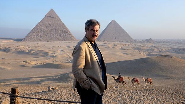 Neben politischen Terminen und jeder Menge Wissenschaft gibt es auf den Reisen von CSU-Chef S&ouml;der auch immer Zeit f&uuml;r Land und Leute - so wie hier bei den Pyramiden in Kairo.