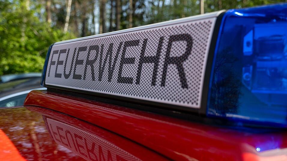 Die Feuerwehr verhindert ein weiteres Ausbreiten der Flammen. (Symbolbild) Die Feuerwehr verhindert ein weiteres Ausbreiten der Flammen. (Symbolbild)