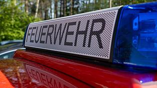 Die Feuerwehr verhindert ein weiteres Ausbreiten der Flammen. (Symbolbild) Die Feuerwehr verhindert ein weiteres Ausbreiten der Flammen. (Symbolbild)
