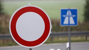 Von Samstagabend bis zum Sonntagnachmittag ist die A93 in beiden Richtungen am Regensburger Kreuz gesperrt. (Symbolbild)