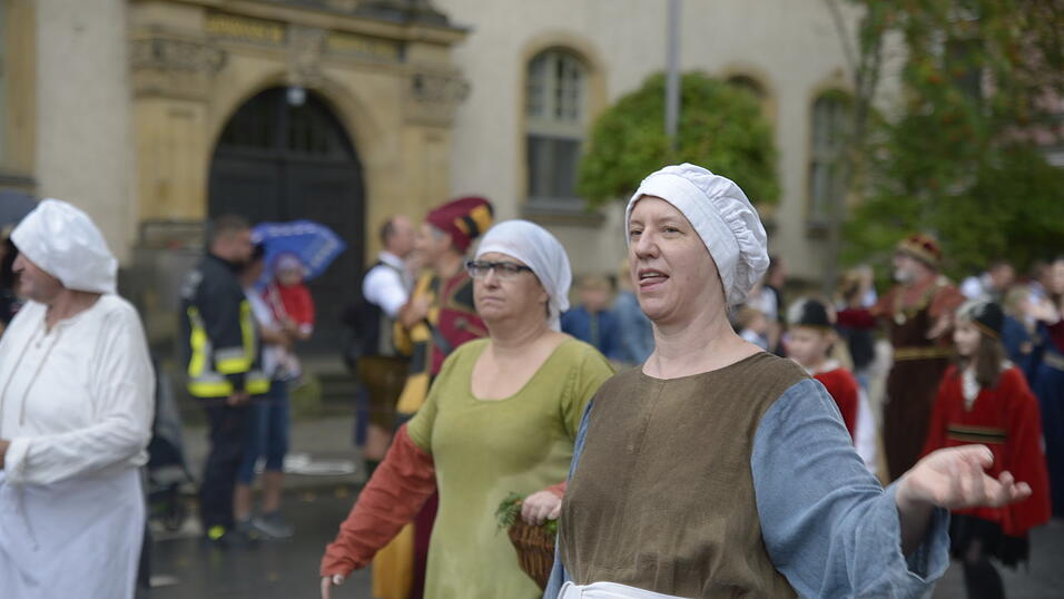 Zahlreiche Musik- und Trachtengruppen zogen nach dreij&auml;hriger Pause am Freitagabend zum Festplatz Am Hagen.&nbsp;
