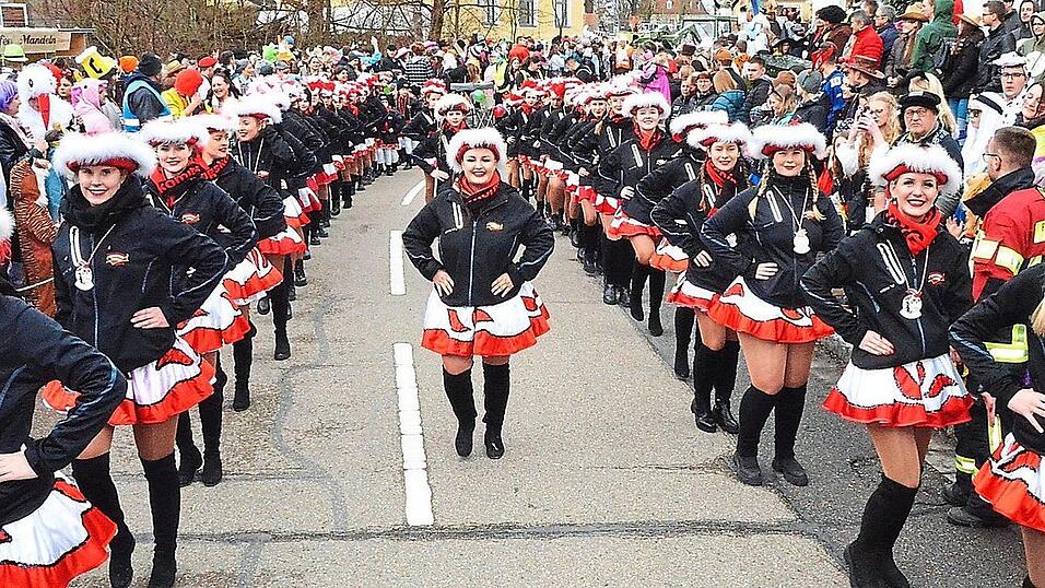In starker Formation marschierten die vier K&ouml;feringer Garden auf, von den Bambini bis zur Prinzengarde.