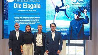 Die Vorfreude auf die Eisgala ist groß: (von links) Peter Lautenschlager (Stadtwerk Donau Arena), Cora Leubner-Weiss und Daniel Weiss (Eisgala Entertainment) und Manfred Koller (Geschäftsführer Stadtwerk).