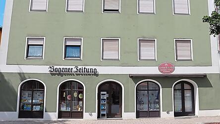 Im Pacher-Haus am Stadtplatz sind heute die Bogener Zeitung und ein Geschenkeladen. Es beherbergte aber auch schon ein Café, einen Fahrradladen, die Raiffeisenbank und - vor 100 Jahren - ein Hutgeschäft. Die Geschichte des Hauses und auch der Familie Pacher hat der Bogener Historiker Hans Neueder recherchiert.