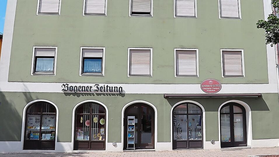 Im Pacher-Haus am Stadtplatz sind heute die Bogener Zeitung und ein Geschenkeladen. Es beherbergte aber auch schon ein Café, einen Fahrradladen, die Raiffeisenbank und - vor 100 Jahren - ein Hutgeschäft. Die Geschichte des Hauses und auch der Familie Pacher hat der Bogener Historiker Hans Neueder recherchiert. Im Pacher-Haus am Stadtplatz sind heute die Bogener Zeitung und ein Geschenkeladen. Es beherbergte aber auch schon ein Café, einen Fahrradladen, die Raiffeisenbank und - vor 100 Jahren - ein Hutgeschäft. Die Geschichte des Hauses und auch der Familie Pacher hat der Bogener Historiker Hans Neueder recherchiert.