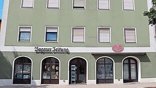 Im Pacher-Haus am Stadtplatz sind heute die Bogener Zeitung und ein Geschenkeladen. Es beherbergte aber auch schon ein Café, einen Fahrradladen, die Raiffeisenbank und - vor 100 Jahren - ein Hutgeschäft. Die Geschichte des Hauses und auch der Familie Pacher hat der Bogener Historiker Hans Neueder recherchiert. Im Pacher-Haus am Stadtplatz sind heute die Bogener Zeitung und ein Geschenkeladen. Es beherbergte aber auch schon ein Café, einen Fahrradladen, die Raiffeisenbank und - vor 100 Jahren - ein Hutgeschäft. Die Geschichte des Hauses und auch der Familie Pacher hat der Bogener Historiker Hans Neueder recherchiert.