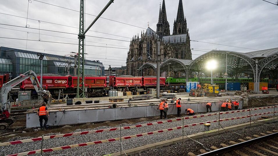 120 Arbeiter haben am Hauptbahnhof neben dem Kölner Dom Gleise und Oberleitungen erneuert. (Archivbild) 120 Arbeiter haben am Hauptbahnhof neben dem Kölner Dom Gleise und Oberleitungen erneuert. (Archivbild)