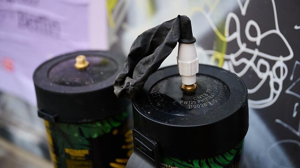 Lachgas ist besonders bei Jugendlichen beliebt. (Archivbild)