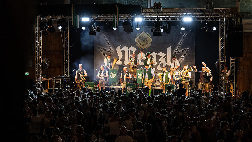 Die Partybilder vom Dienstag, 11. August, aus dem Festzelt Weckmann. Die Partybilder vom Dienstag, 11. August, aus dem Festzelt Weckmann.
