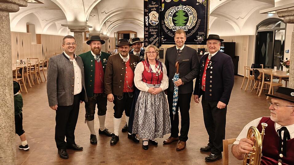 Dr. Olaf Heinrich übernimmt Schirmherrschaft: Im Rahmen des traditionellen Patenbittens in der Volksmusikakademie in Freyung kamen Vertreter des Bayerischen Waldgaus mit dem Bezirkstagspräsidenten zusammen. Im Bild (v.l.): Regens Bürgermeister Andreas Kroner, Gaujugendleiter Marco Peschl, Festleiter Manfred Zaglauer, Gaustandartenträger Mathias Dietl, Fahnenmutter Elfriede Dannerbauer, Bezirkstagspräsident Dr. Olaf Heinrich und Gauvorsitzender Andreas Tax sowie (sitzend mit Trompete) Festausschussmitglied Josef Loibl. Dr. Olaf Heinrich übernimmt Schirmherrschaft: Im Rahmen des traditionellen Patenbittens in der Volksmusikakademie in Freyung kamen Vertreter des Bayerischen Waldgaus mit dem Bezirkstagspräsidenten zusammen. Im Bild (v.l.): Regens Bürgermeister Andreas Kroner, Gaujugendleiter Marco Peschl, Festleiter Manfred Zaglauer, Gaustandartenträger Mathias Dietl, Fahnenmutter Elfriede Dannerbauer, Bezirkstagspräsident Dr. Olaf Heinrich und Gauvorsitzender Andreas Tax sowie (sitzend mit Trompete) Festausschussmitglied Josef Loibl.