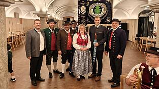 Dr. Olaf Heinrich übernimmt Schirmherrschaft: Im Rahmen des traditionellen Patenbittens in der Volksmusikakademie in Freyung kamen Vertreter des Bayerischen Waldgaus mit dem Bezirkstagspräsidenten zusammen. Im Bild (v.l.): Regens Bürgermeister Andreas Kroner, Gaujugendleiter Marco Peschl, Festleiter Manfred Zaglauer, Gaustandartenträger Mathias Dietl, Fahnenmutter Elfriede Dannerbauer, Bezirkstagspräsident Dr. Olaf Heinrich und Gauvorsitzender Andreas Tax sowie (sitzend mit Trompete) Festausschussmitglied Josef Loibl. Dr. Olaf Heinrich übernimmt Schirmherrschaft: Im Rahmen des traditionellen Patenbittens in der Volksmusikakademie in Freyung kamen Vertreter des Bayerischen Waldgaus mit dem Bezirkstagspräsidenten zusammen. Im Bild (v.l.): Regens Bürgermeister Andreas Kroner, Gaujugendleiter Marco Peschl, Festleiter Manfred Zaglauer, Gaustandartenträger Mathias Dietl, Fahnenmutter Elfriede Dannerbauer, Bezirkstagspräsident Dr. Olaf Heinrich und Gauvorsitzender Andreas Tax sowie (sitzend mit Trompete) Festausschussmitglied Josef Loibl.