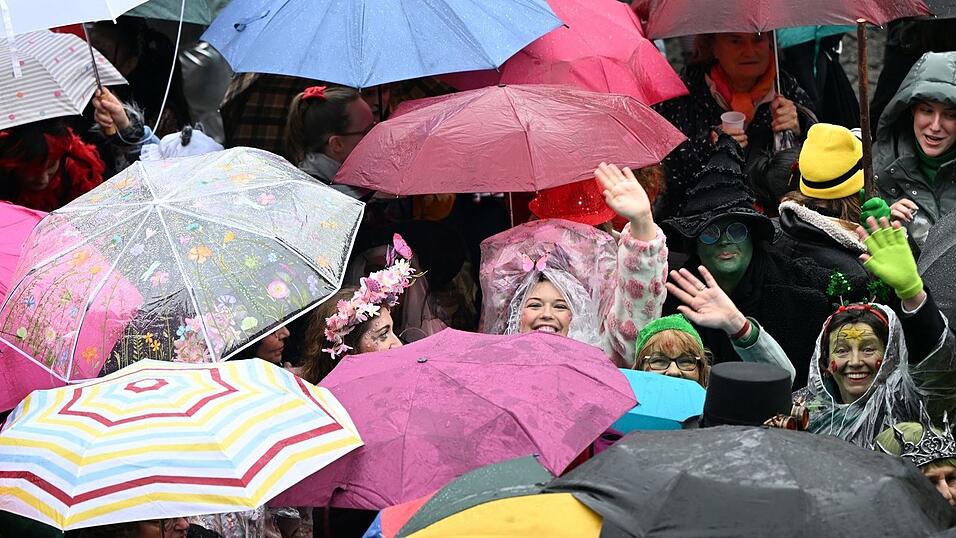 N&auml;rrinnen und Narren trotzen dem Regen.