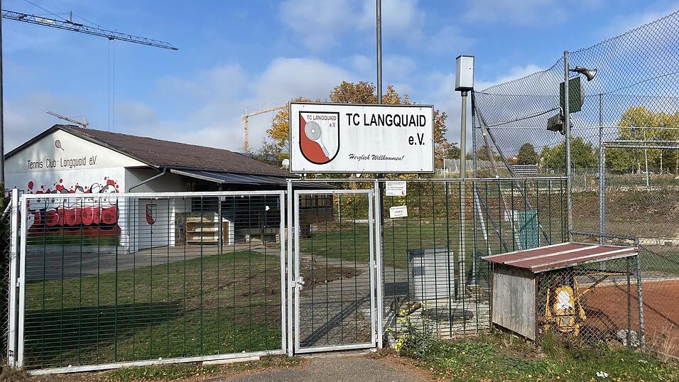 Das alte Vereinsgebäude des TC Langquaid ist stark sanierungsbedürftig, daher ist ein Neubau geplant. Unter anderem von der Gemeinde gibt es dafür einen Zuschuss. Das alte Vereinsgebäude des TC Langquaid ist stark sanierungsbedürftig, daher ist ein Neubau geplant. Unter anderem von der Gemeinde gibt es dafür einen Zuschuss.