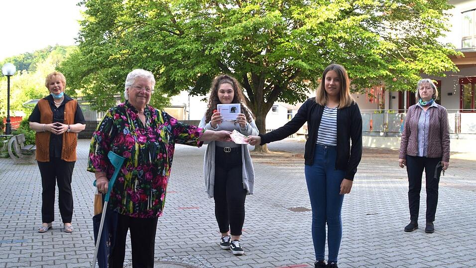 Stolz &uuml;bergaben die Neuntkl&auml;sslerinnen Michelle (2.v.r.) und Melanie (M.) auch im Namen ihrer Mitsch&uuml;ler den Spendenbetrag an Irmi Goth (2.v.l.). Rektorin Karin Steffen-Weidinger (l.) und Lehrerin Theresia Stanglmayr (r.) freuten sich &uuml;ber das soziale Engagement ihrer Sch&uuml;ler.