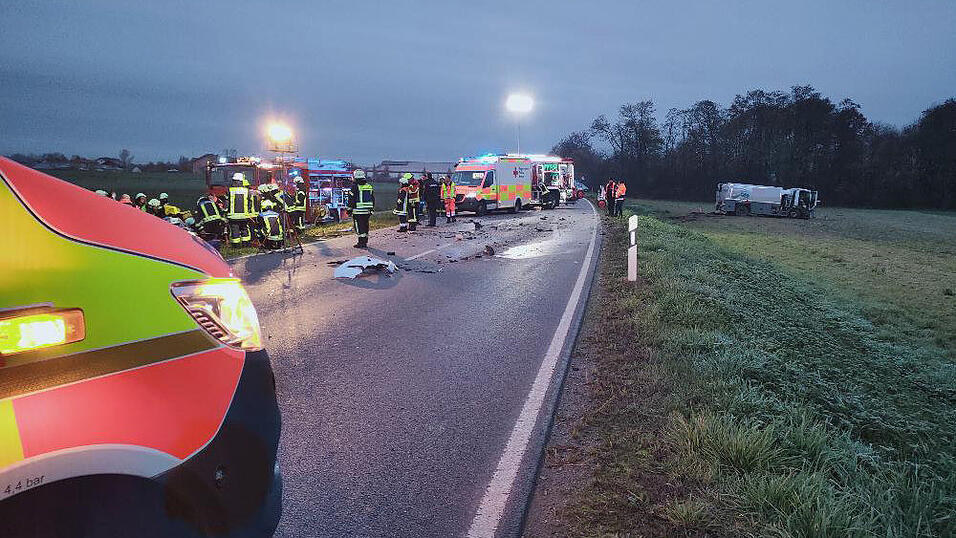 Auf der B8 im Kreis Deggendorf hat sich am Dienstagmorgen ein schwerer Unfall ereignet. Auf der B8 im Kreis Deggendorf hat sich am Dienstagmorgen ein schwerer Unfall ereignet.
