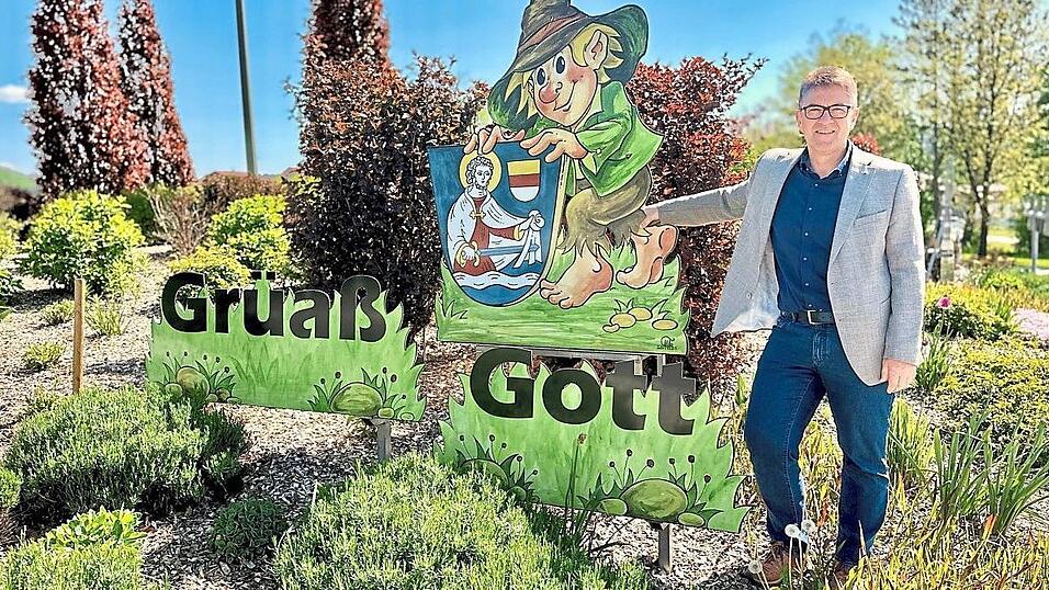 Bürgermeister Michael Multerer am Kreisverkehr der Chamer Straße, der symbolischen Schnittstelle zwischen dem Dorfzentrum und dem neuen Gewerbegebiet an der Chamer Straße. Bürgermeister Michael Multerer am Kreisverkehr der Chamer Straße, der symbolischen Schnittstelle zwischen dem Dorfzentrum und dem neuen Gewerbegebiet an der Chamer Straße.