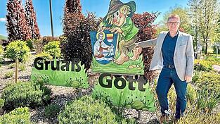 Bürgermeister Michael Multerer am Kreisverkehr der Chamer Straße, der symbolischen Schnittstelle zwischen dem Dorfzentrum und dem neuen Gewerbegebiet an der Chamer Straße. Bürgermeister Michael Multerer am Kreisverkehr der Chamer Straße, der symbolischen Schnittstelle zwischen dem Dorfzentrum und dem neuen Gewerbegebiet an der Chamer Straße.