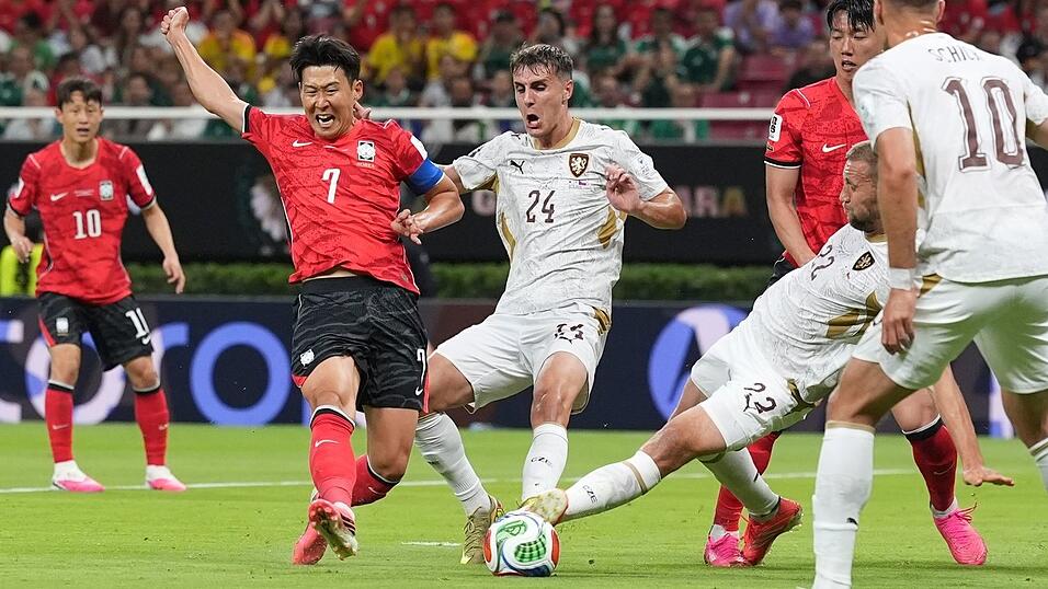 Superstar Heung-Min Son hatte die ersten Gelegenheiten für Südlkorea. Superstar Heung-Min Son hatte die ersten Gelegenheiten für Südlkorea.
