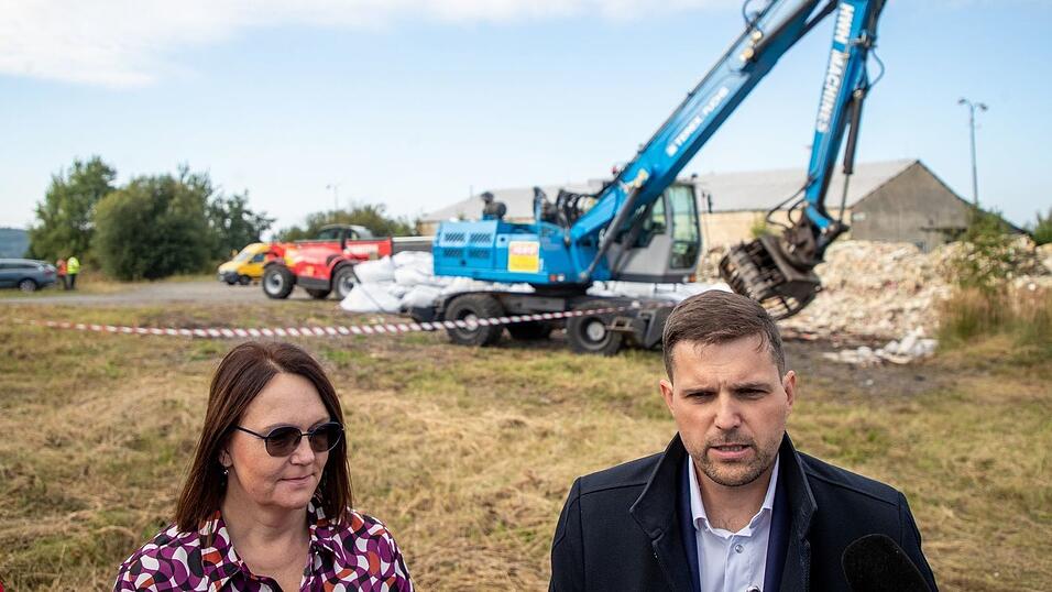 Bürgermeisterin Barbora Šišková und der tschechische Umweltminister Petr Hladík sind froh, dass der Abfall nun abtransportiert wird. Bürgermeisterin Barbora Šišková und der tschechische Umweltminister Petr Hladík sind froh, dass der Abfall nun abtransportiert wird.