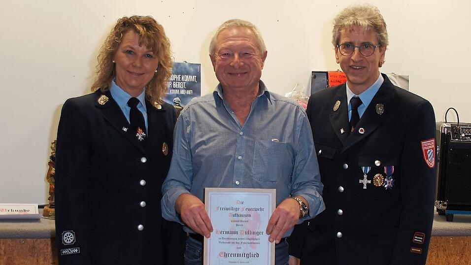 Vorsitzende Gabriele Renner (v. l.) mit Hermann Dullinger und Kommandant Markus Renner