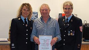 Vorsitzende Gabriele Renner (v. l.) mit Hermann Dullinger und Kommandant Markus Renner
