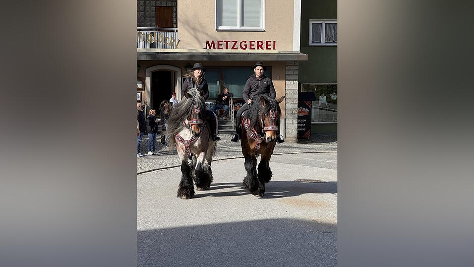 Majest&auml;tisch bewegen sich die Pferde mit ihren Reitern durch die Innenstadt.