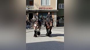 Majest&auml;tisch bewegen sich die Pferde mit ihren Reitern durch die Innenstadt. Fotos: Marika Hartl