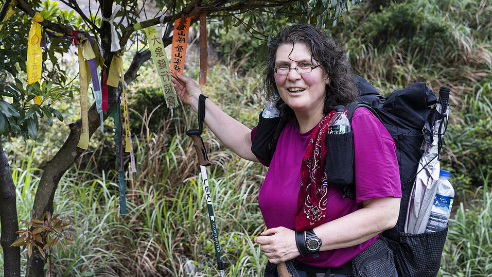Christine Th&uuml;rmer auf dem 200 Kilometer langen Taipei Skyline Trail in Taiwan. Der Weg f&uuml;hrt einmal um die Hauptstadt Taiwans herum &ndash; durch den Dschungel und &uuml;ber viele Berggipfel. Als Wegmarkierung dienen bunte Flatterb&auml;nder an den B&auml;umen.