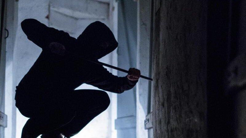 Die Einbrecher konnten Bargeld im unteren vierstelligen Eurobereich stehlen (Symbolbild). Die Einbrecher konnten Bargeld im unteren vierstelligen Eurobereich stehlen (Symbolbild).